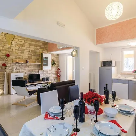 Holiday home Cozy In Frkeci With Outdoor Swimming Pool